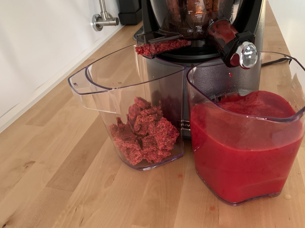 Entsafter im Einsatz: Links landen die Abfälle, rechts der Saft