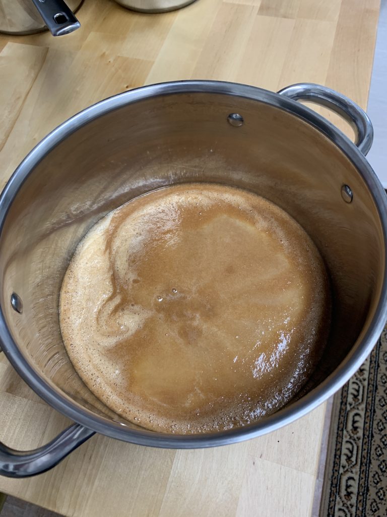 Apfelsaft im Topf während des Aufkochens