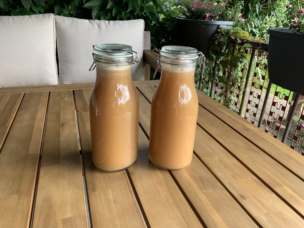 Fertig gewonnenes Apfel-Erzeugnis in Flaschen abgefüllt