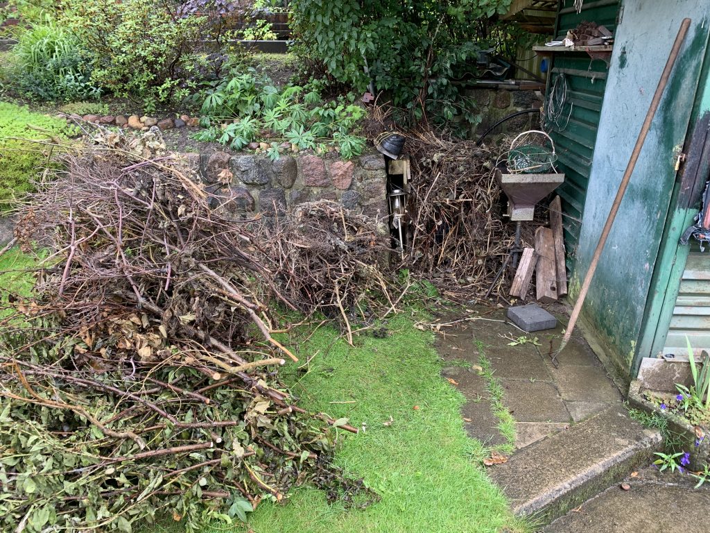 Sortierung der hölzernen Gartenabfälle nach "Feinschnitt", "Grobschnitt" und "alles was piekt"