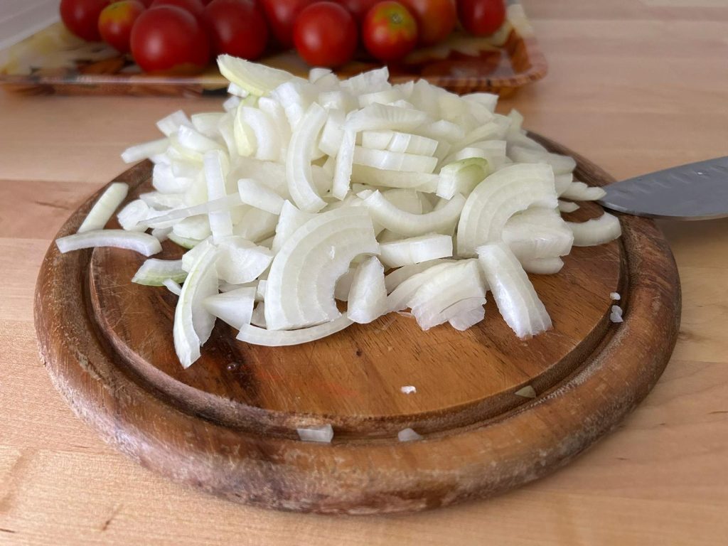 Frisch geschnittene Zwiebeln - natürlich eigene Ernte