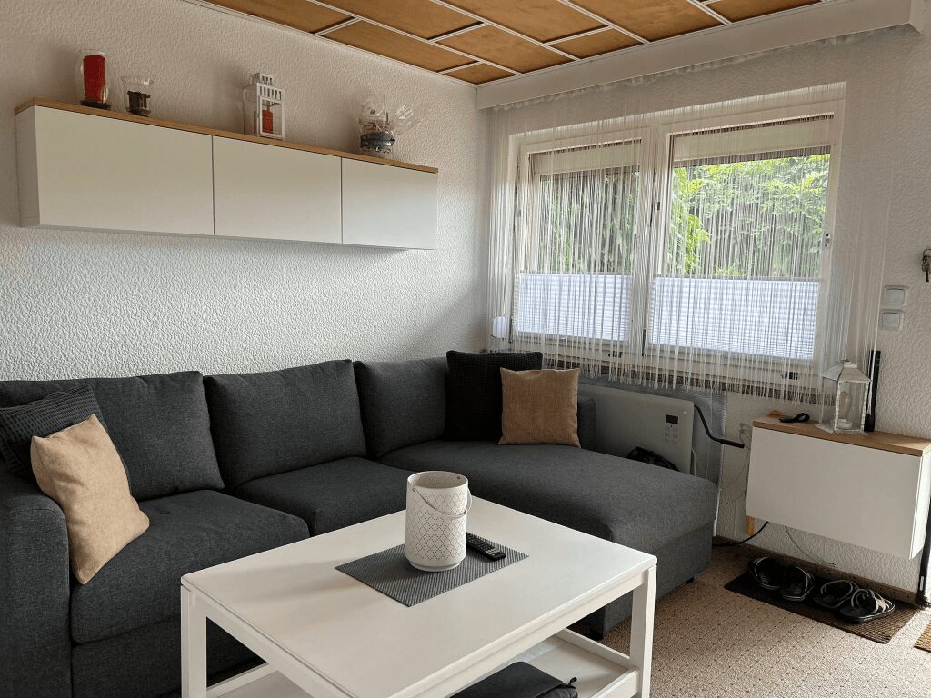 Das geweißte Wohnzimmerfenster lässt den Raum gleich viel freundlicher erscheinen