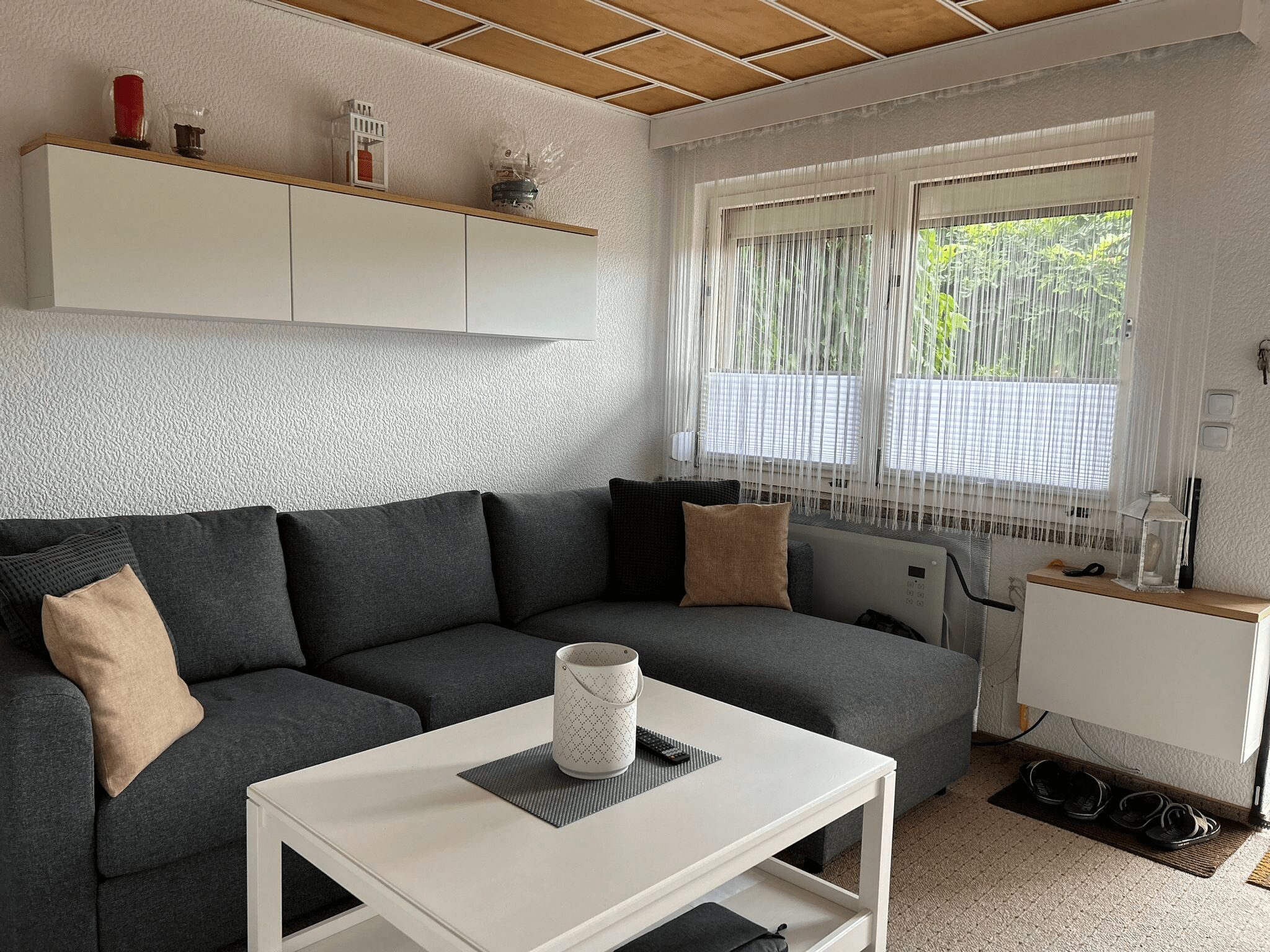 Das geweißte Wohnzimmerfenster lässt den Raum gleich viel freundlicher erscheinen