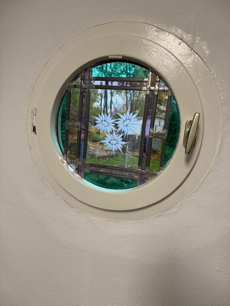 Rundes Bleiglas-Fenster im Flur