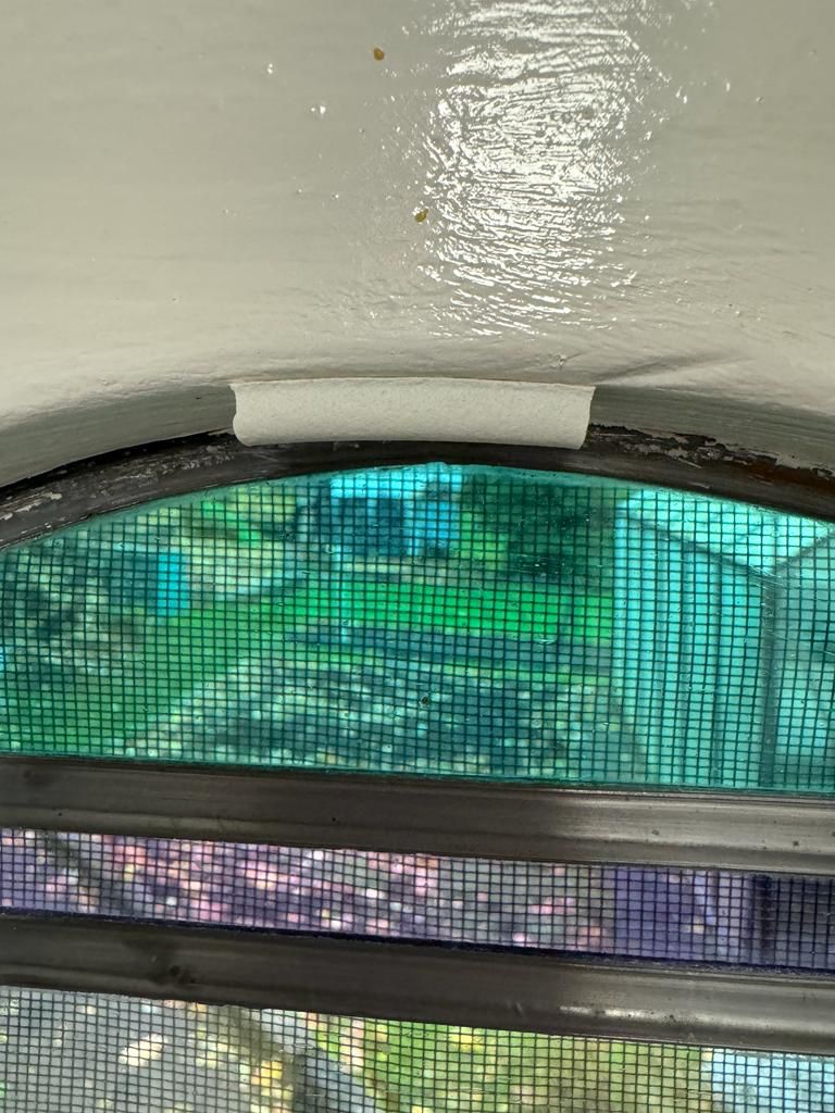 Dichtungsgummi - an der Innenseite des Fensters festgeklebt