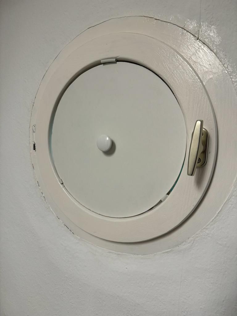 Herausnehmbarer Sichtschutz für runde Fenster