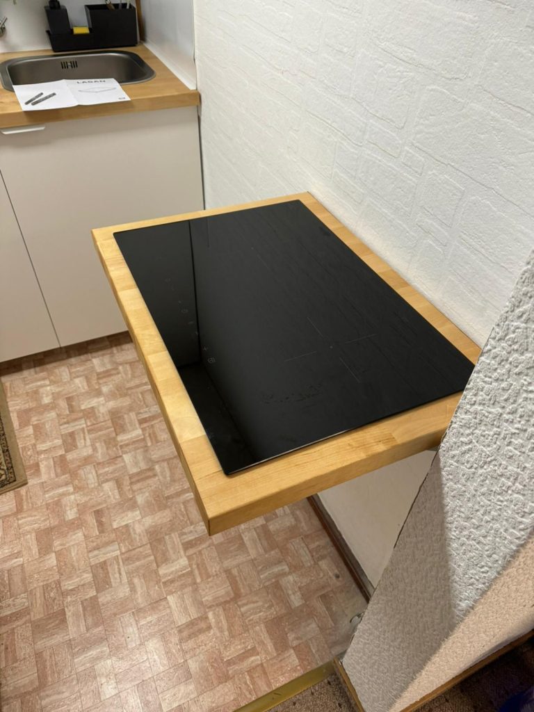 In eine Arbeitsplatte eingearbeitetes Induktionskochfeld