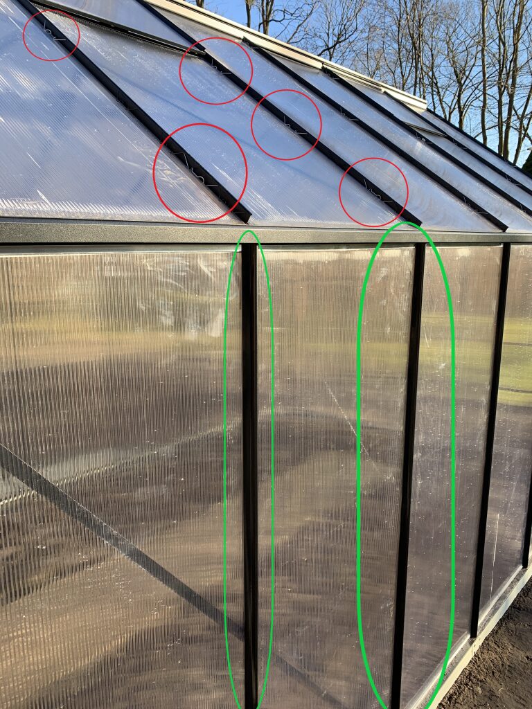 Verbaute Windsicherungsschienen (grün) vs. herkömmliche Klammern (rot)