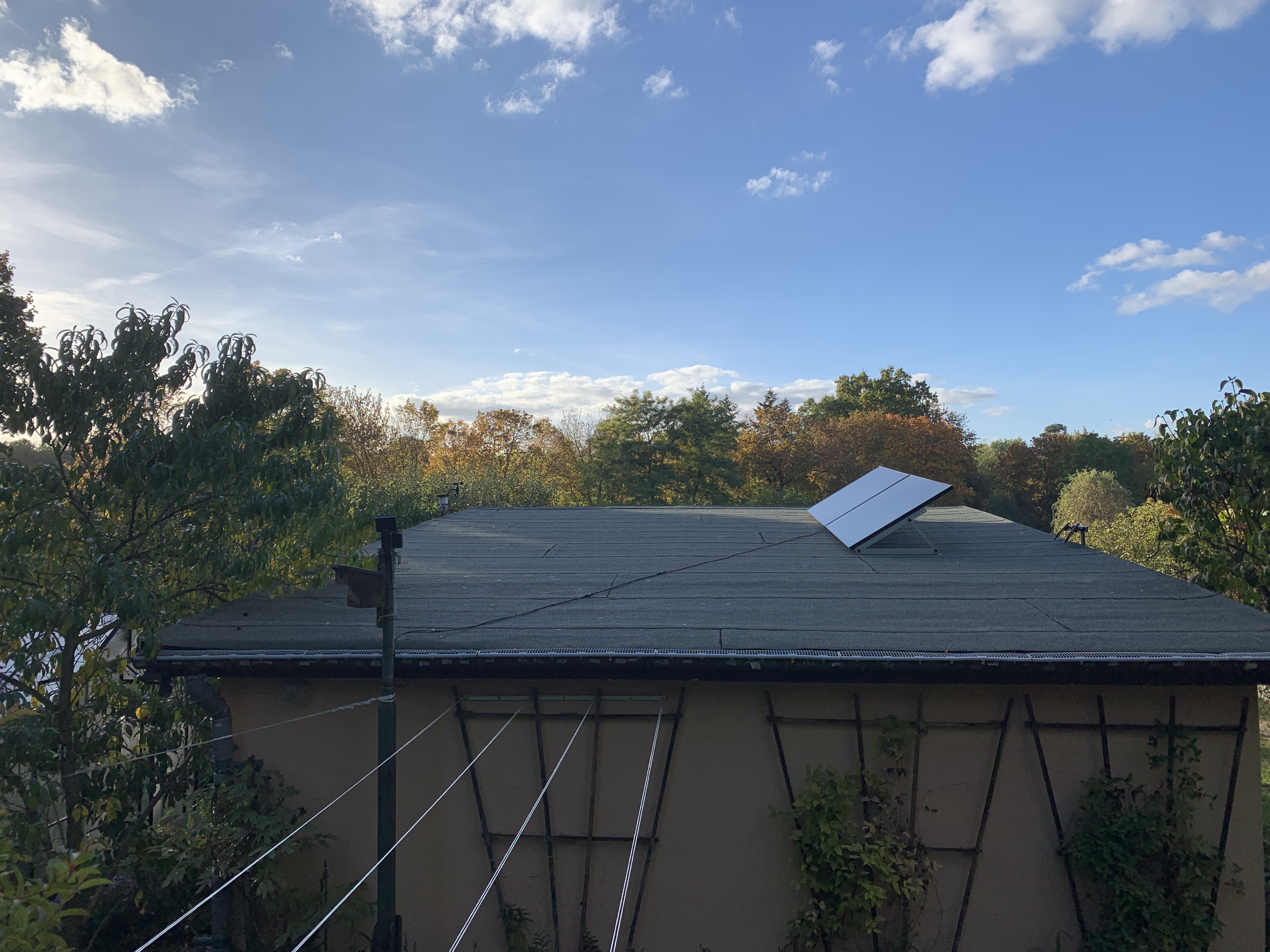 Solarpanele auf dem Dach eines Kleingartenbungalows