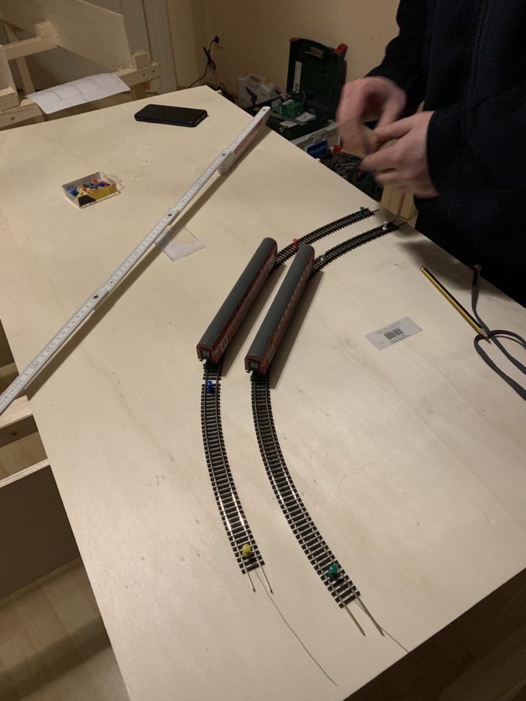 Waggons werden zu Testzwecken nebeneinander auf die Gleise gestellt, um den richtigen Abstand zwischen den Gleisen herauszufinden