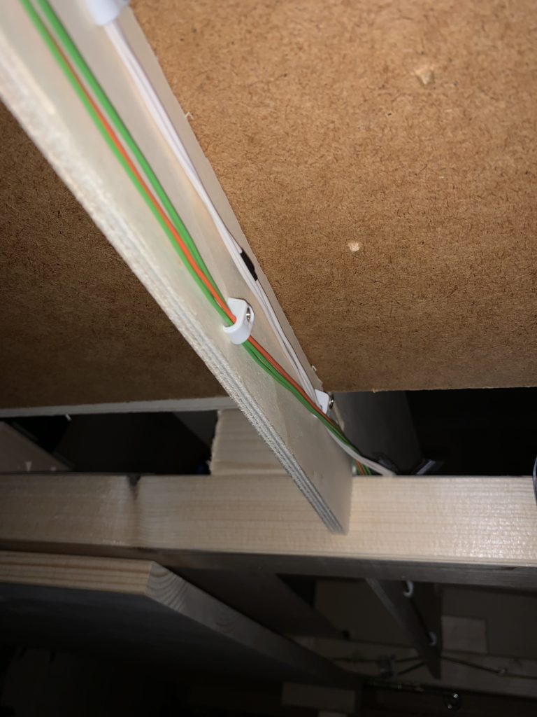 Kabelstränge unterhalb der Modellbahnanlage (weiß = Fahrstrom, grün und rot = Weichensteuerung)