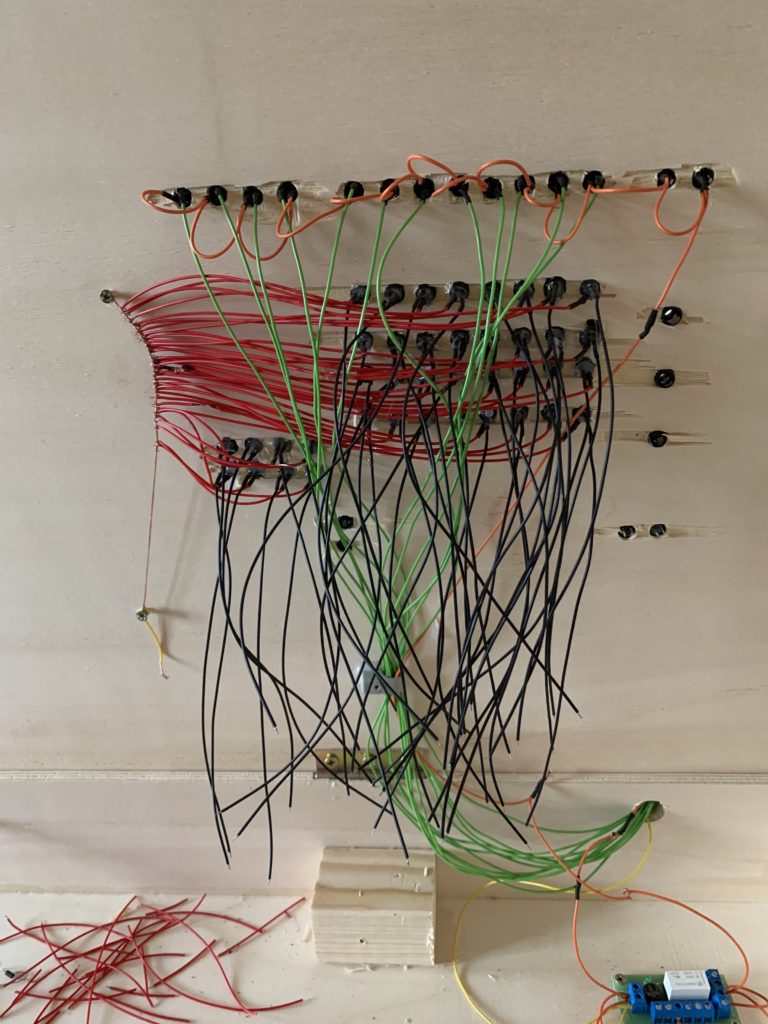 Alle roten Kabel führen zu einem komplett abisolierten Kabelstrang