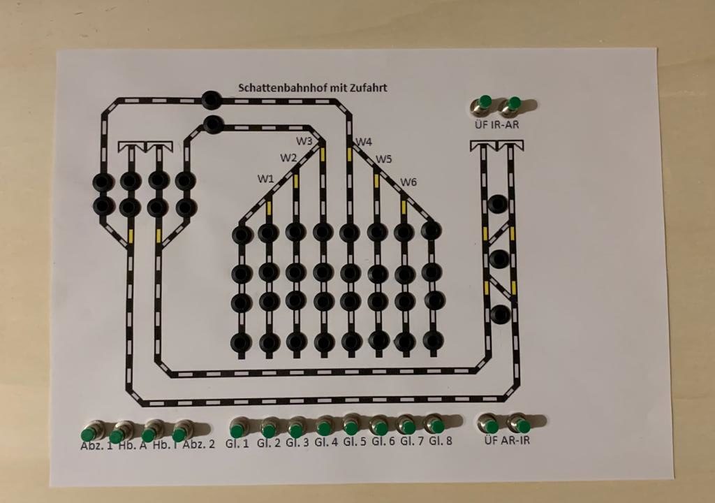 Schattenbahnhofsbereich des Schaltpultes. Die schwarzen Punkte sind die Fassungen für die LEDs (noch ohne Inhalt). Die grünen "Gnubbel" sind die Taster für die Weichen.  "Gl. 1" bis "Gl. 8" ist die Fahrstraßensteuerung.