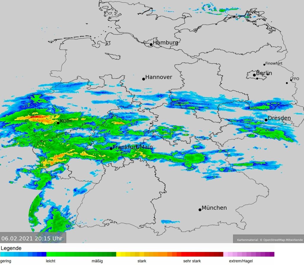 Über der Mitte Deutschlands formiert sich das Niederschlagsgebiet entlang der Luftmassengrenze.