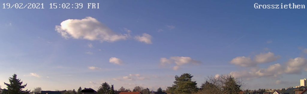 Nur wenige Wolken zieren den tiefblauen Himmel über Großziethen